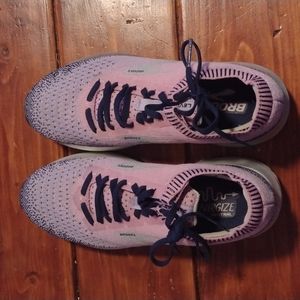 Brooks Levitate. Women's 8.